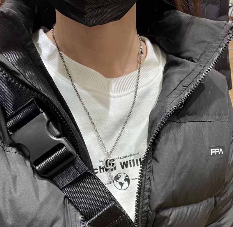 G*u*i necklaces